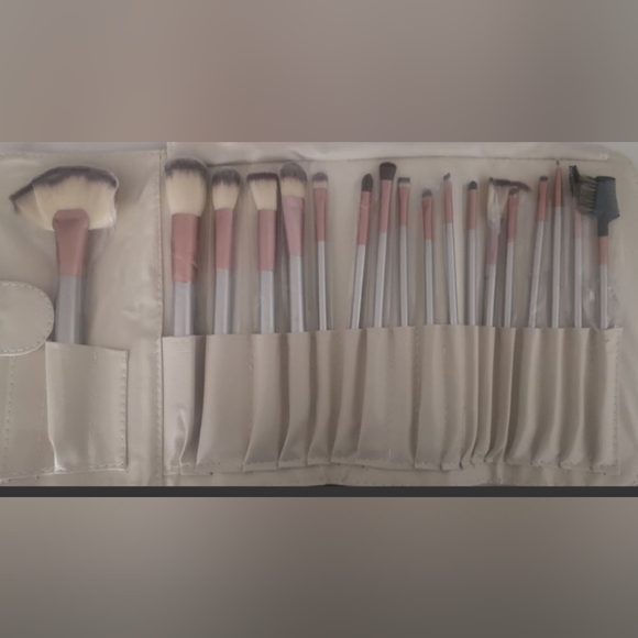 Brand new make up brush set 18pcs - Picture 3 of 3